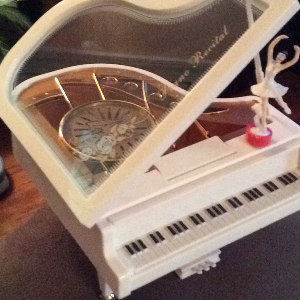 Dancing queen on top of Grand Piano musicbox...